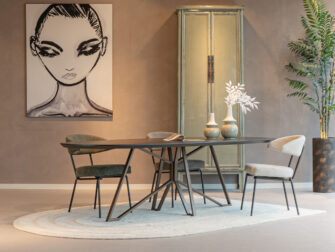 eettafel van massief eiken met een kleurrijk, op maat gemaakt frame in een moderne abstracte vorm