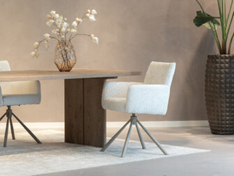 rechthoekige eikenhouten eettafel met warme houttint