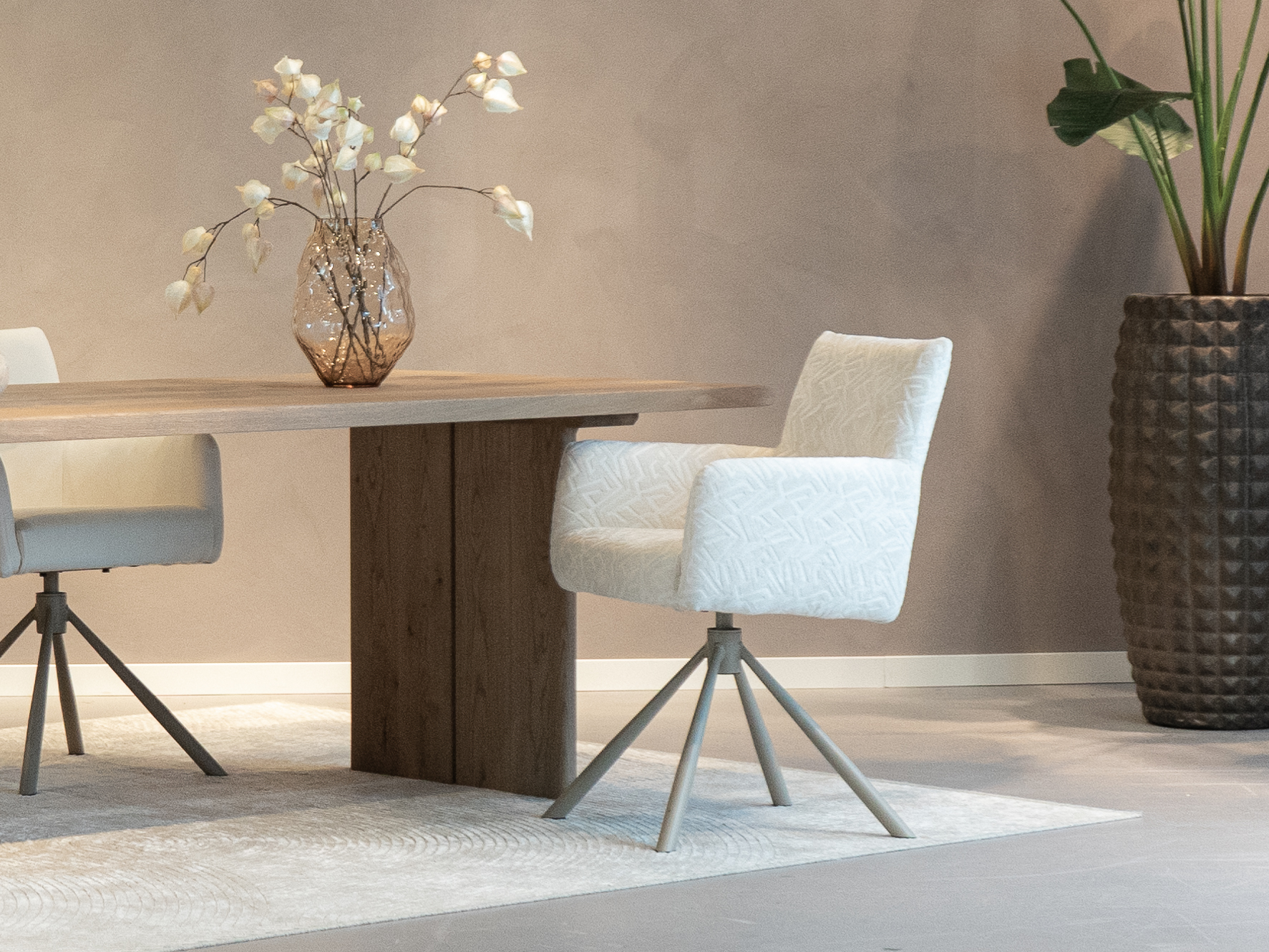 rechthoekige eikenhouten eettafel met warme houttint