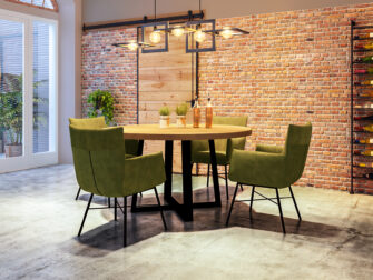 ronde tafel met groene stoelen