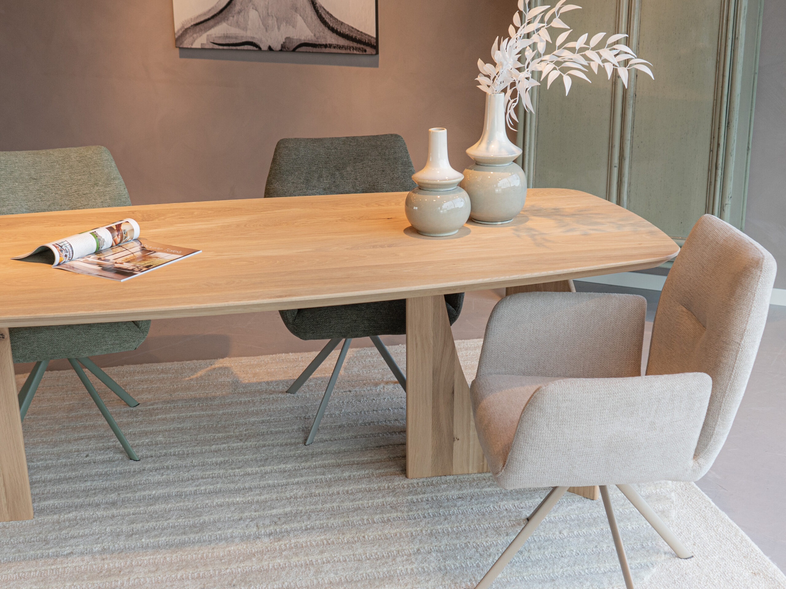 Beige eetkamerstoel met beige draaibaar onderstel en armleuningen