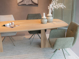 Groene eetkamerstoel met comfortabele armleuningen in een zachte stof met groene poot