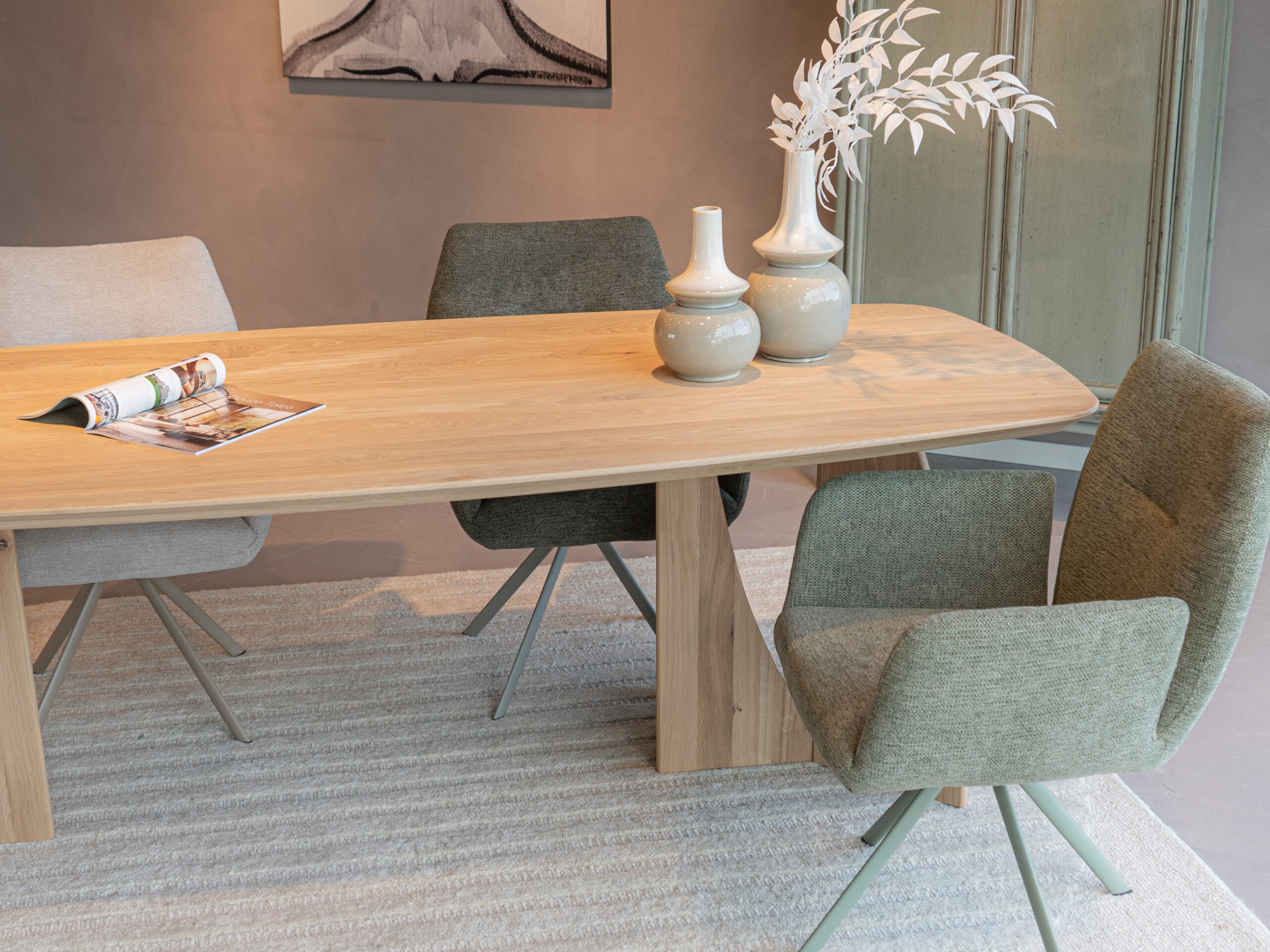 Groene eetkamerstoel met comfortabele armleuningen in een zachte stof met groene poot