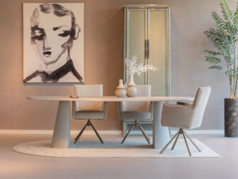 Ruime eetkamerstoel met brons antiek onderstel en zachte stof