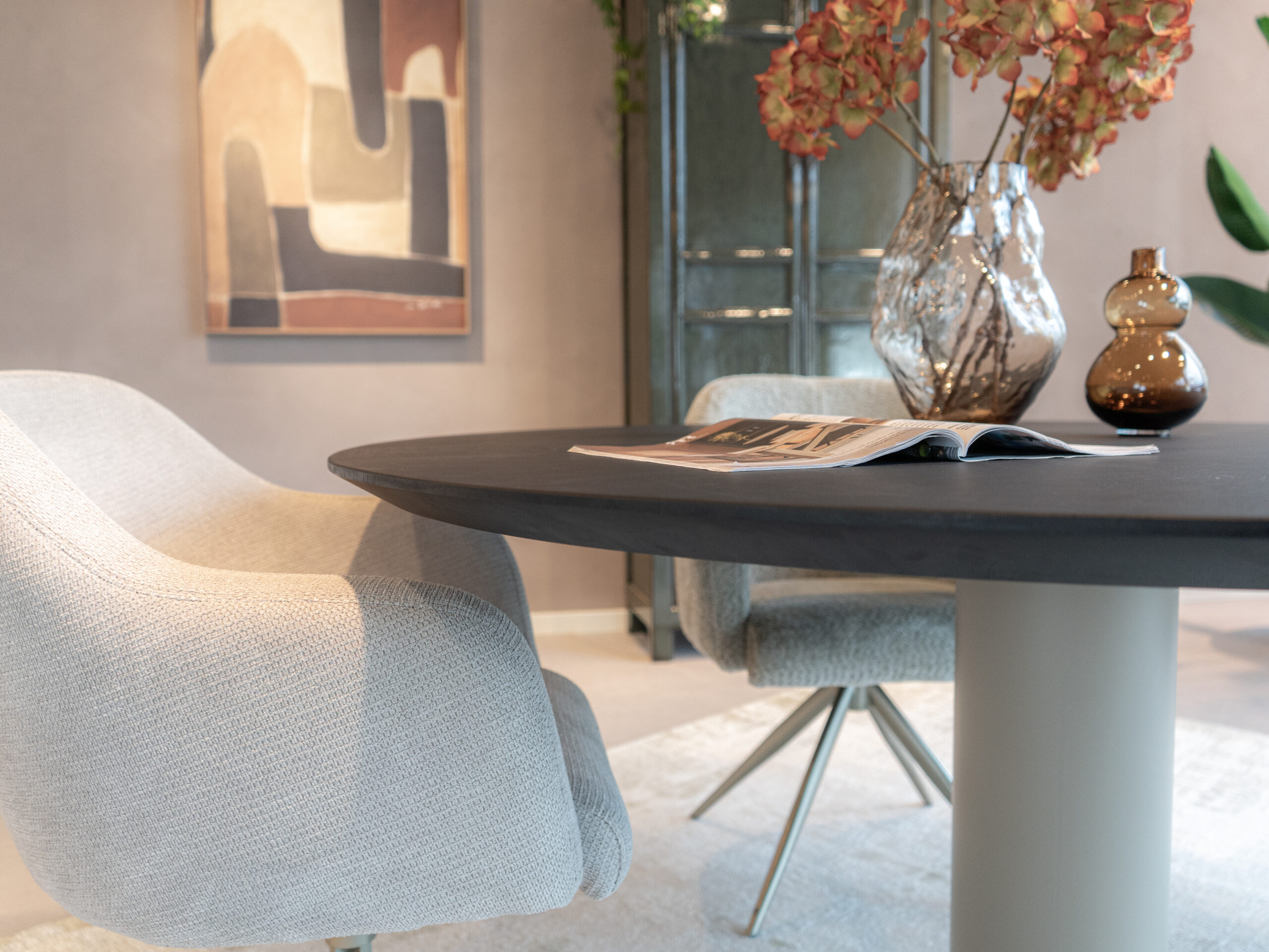 Compacte ronde tafel met metalen poot, ideaal voor kleinere eetruimtes