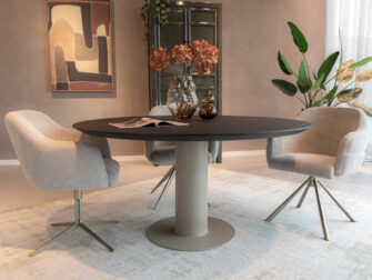 Functionele ronde tafel met metalen middenpoot, perfect te combineren met diverse stoelen