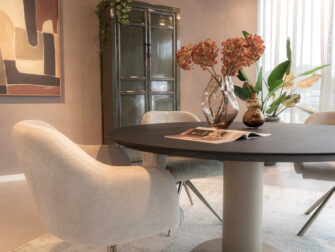 Eettafel met rond blad in combinatie met een stevig metalen pootstel