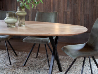 ovalen tafel met stoelen