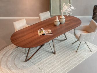 Tafel Viterbo - 240x100cm halfrond - Arabica Walnut - onderstel Ternes oud messing - met onze eetkamerstoelen Lamezi HPL donkerbruin eettafel