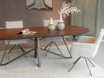 Tafel Viterbo - 240x100cm halfrond - Arabica Walnut - onderstel Ternes oud messing - met onze eetkamerstoelen Lamezi 240cm HPL eettafel