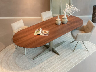 Tafel Viterbo - 240x100cm halfrond in de kleur Arabica Walnut - onderstel Evora champagne - met onze eetkamerstoelen Lamezi organische HPL eettafels