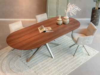 Tafel Viterbo - 240x100cm halfrond in de kleur Arabica Walnut - onderstel Sisteron champagne - met onze eetkamerstoelen Lamezi eettafel met ronde hoeken