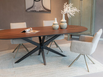 Tafel Viterbo - 240x100cm halfrond in de kleur Arabica Walnut - onderstel Sisteron zwart - met eetkamerstoelen Lamezi eettafel HPL