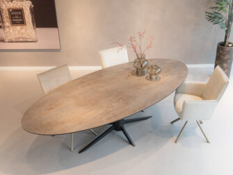 Tafel Viterbo 260x120cm - vorm ovaal in de kleur oxid grey - onderstel Moncler ruime zithoek met eetkamerstoelen