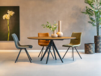 eiken tafel rond en gekleurde stoelen