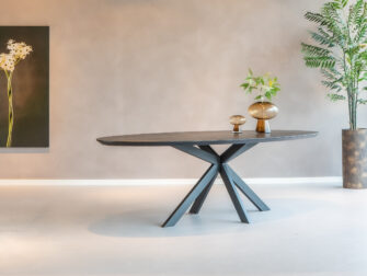 moderne zwarte tafel met matrix poot