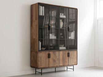 vitrinekast van hout en glas