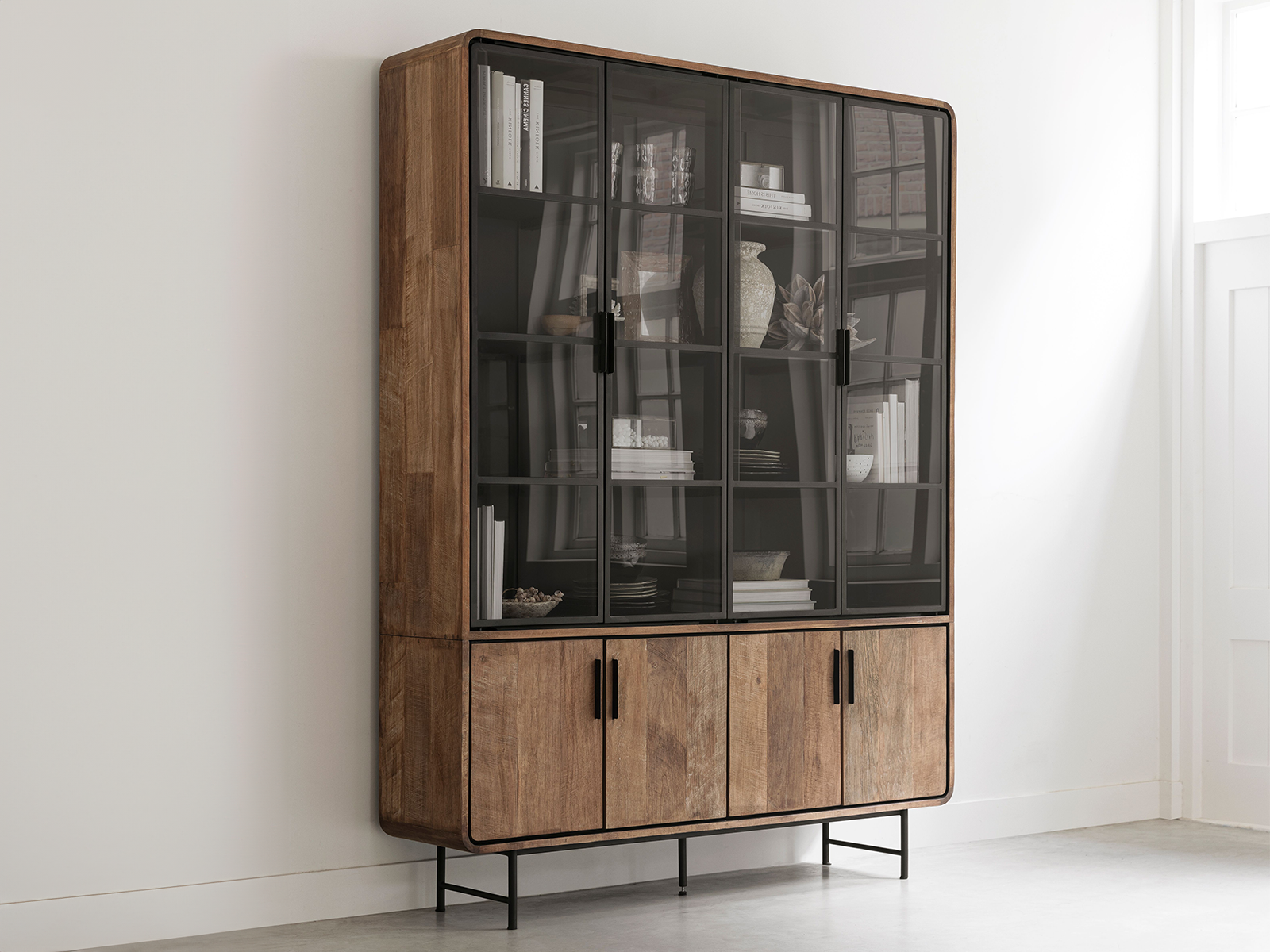 vitrinekast van hout en glas