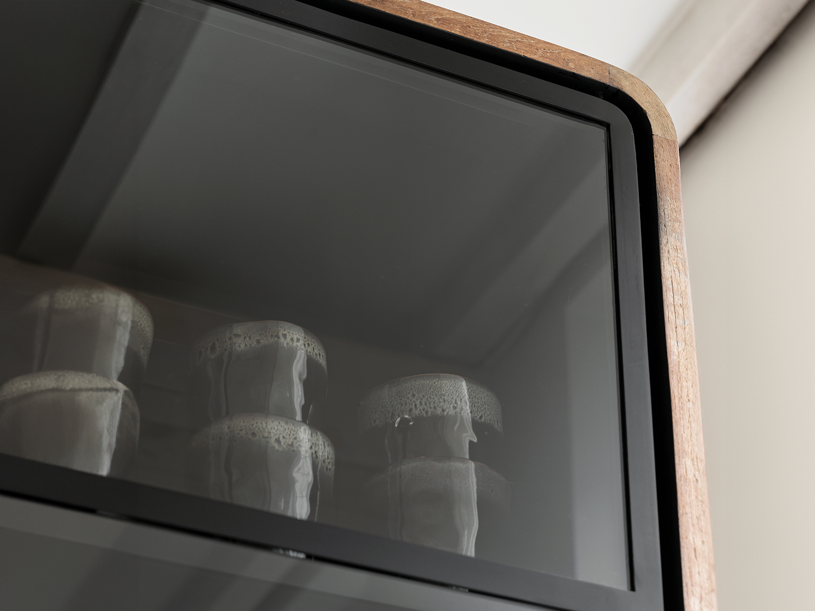 vitrinekast van teakhout