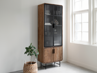 hoge vitrinekast met 2 deuren