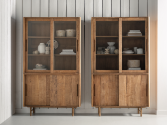 Vitrinekast van gerecycled teakhout met schuifdeuren en glazen panelen