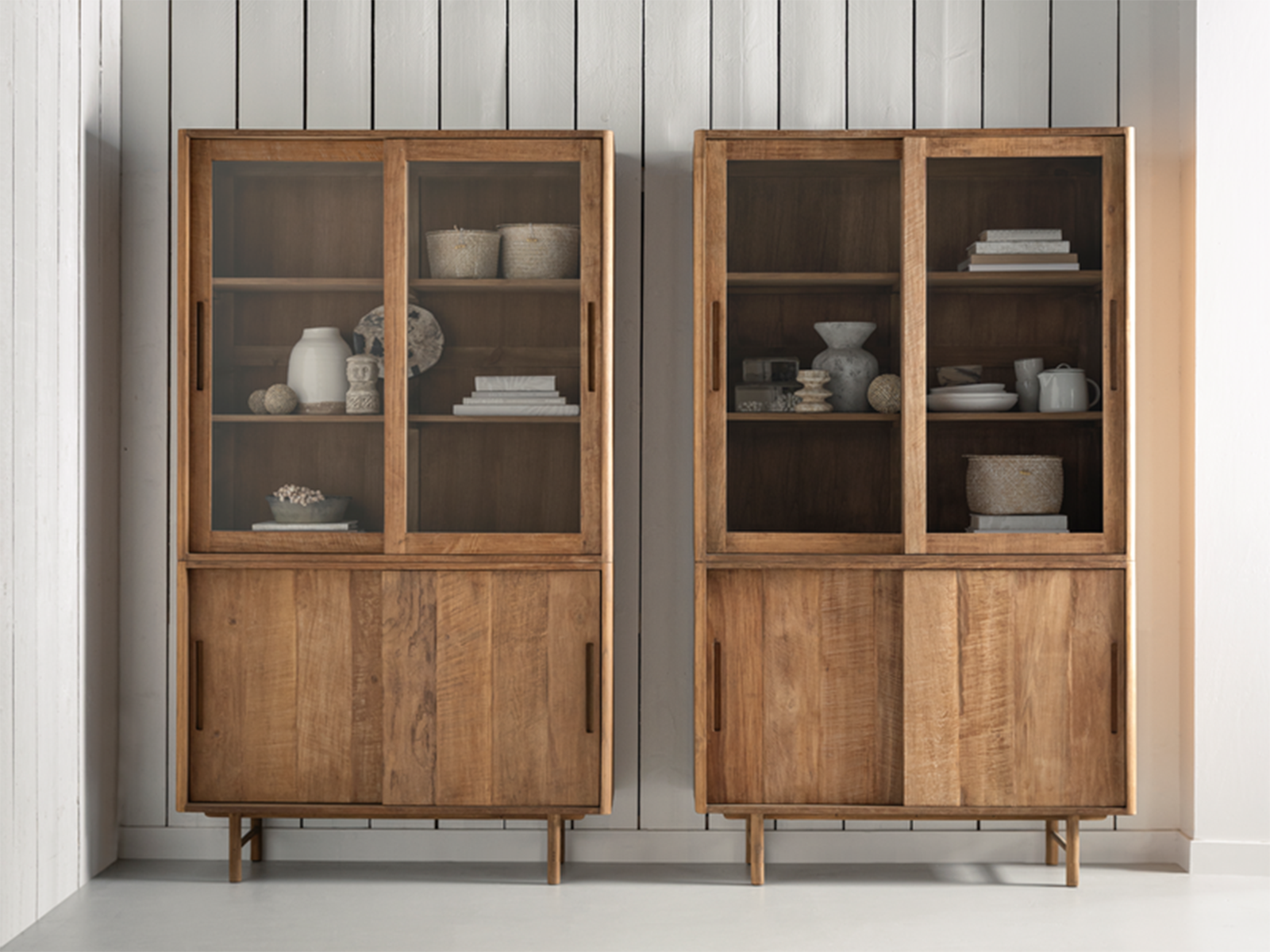 Vitrinekast van gerecycled teakhout met schuifdeuren en glazen panelen