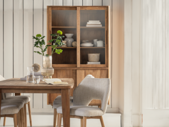 Detail van de schuifdeuren van vitrinekast, afgewerkt met gerecycled teak