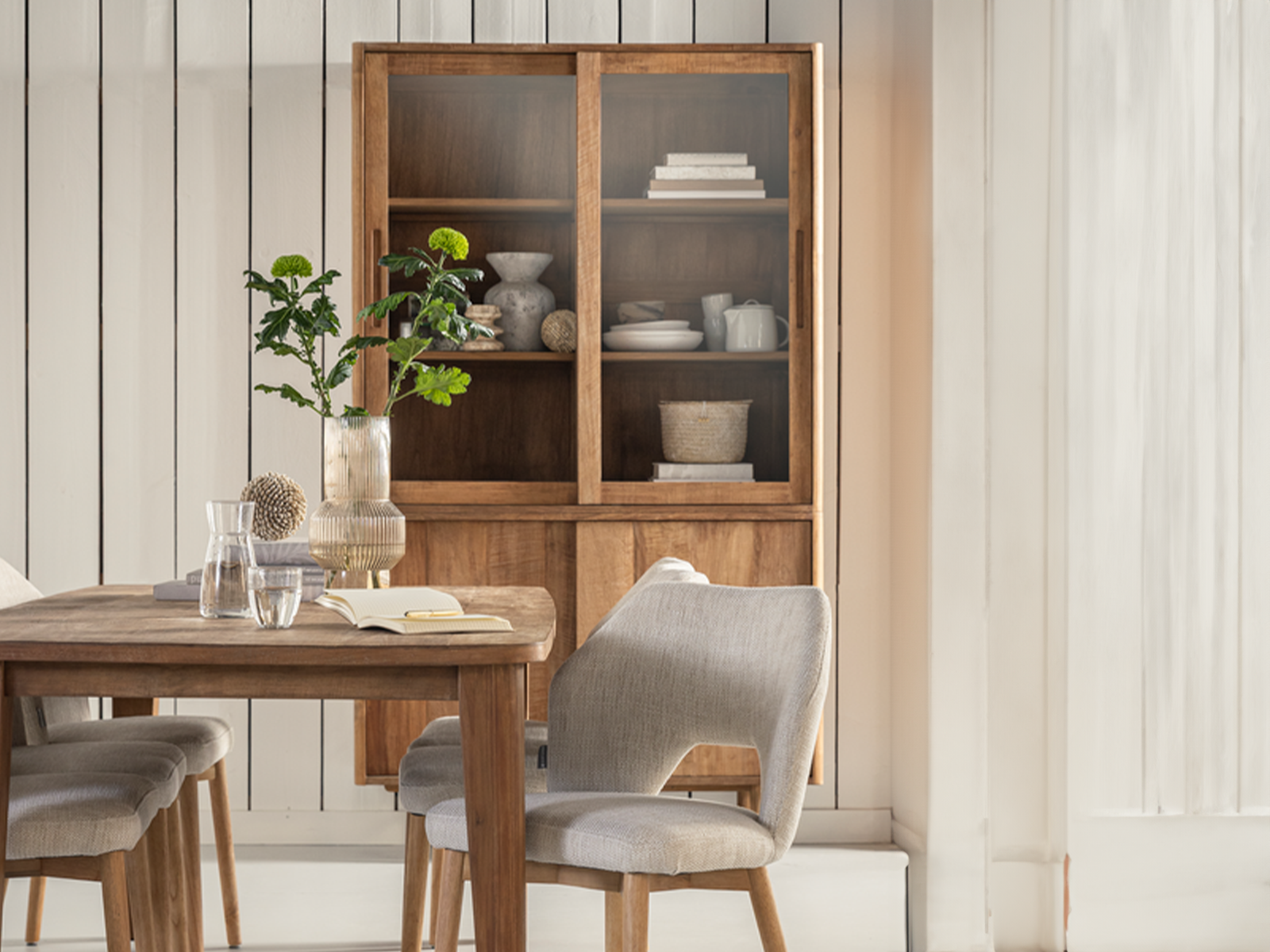 Detail van de schuifdeuren van vitrinekast, afgewerkt met gerecycled teak