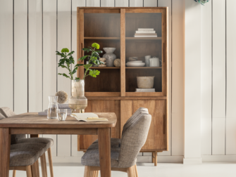 Hoge vitrinekast van 210cm, gemaakt van duurzaam gerecycled teakhout