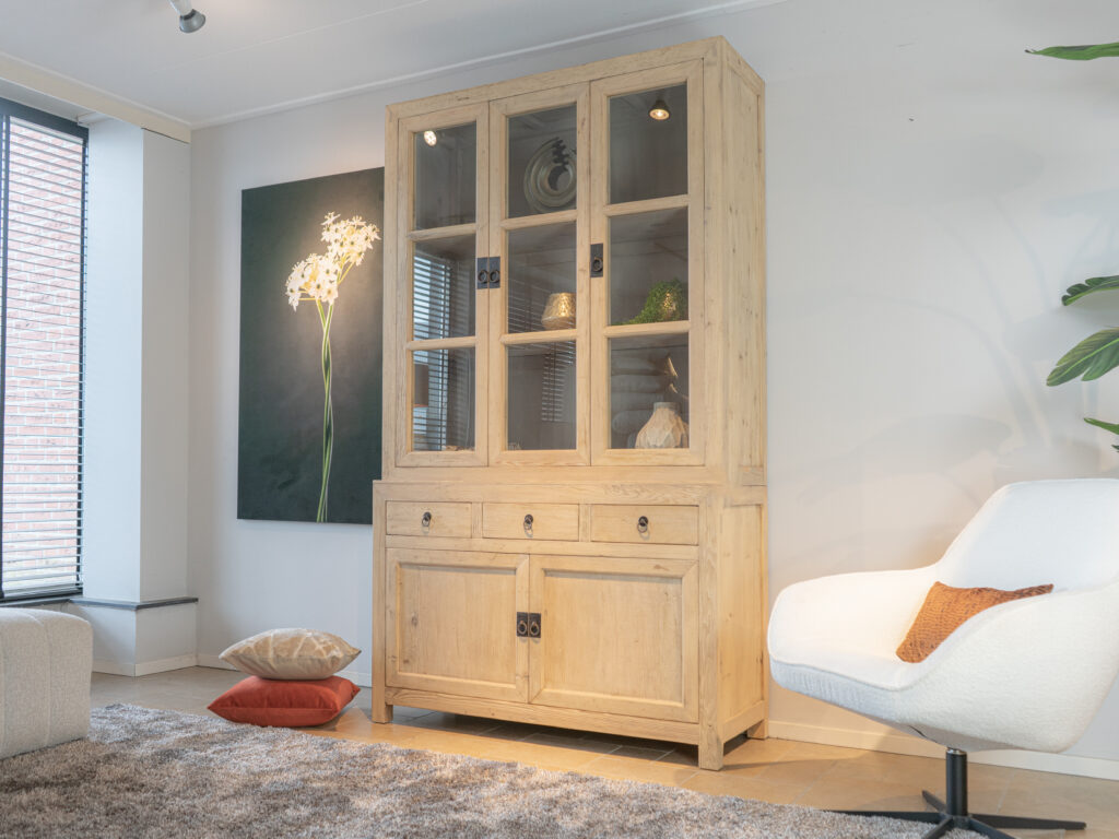 vitrinekast met schuifdeuren