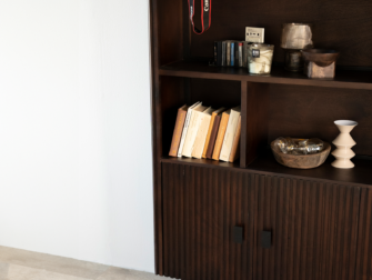 brede wandkast met open vakken