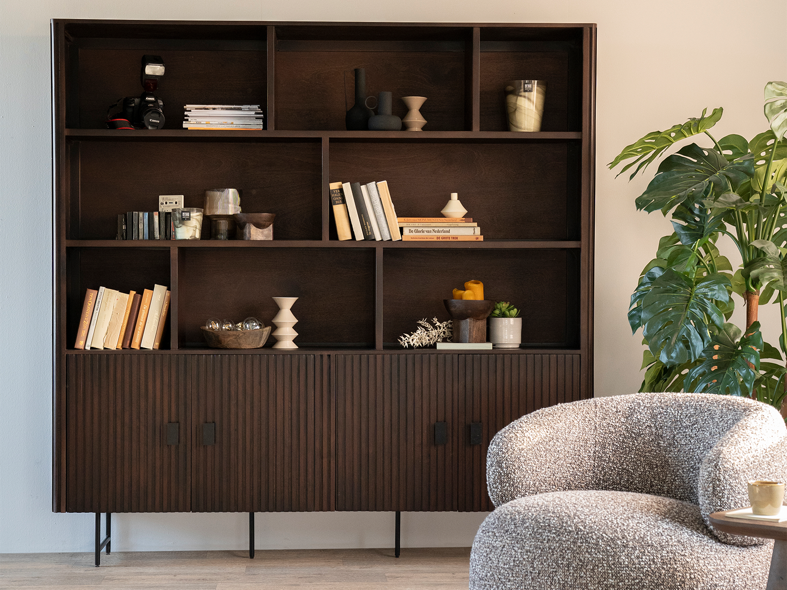 brede en hoge wandkast van hout