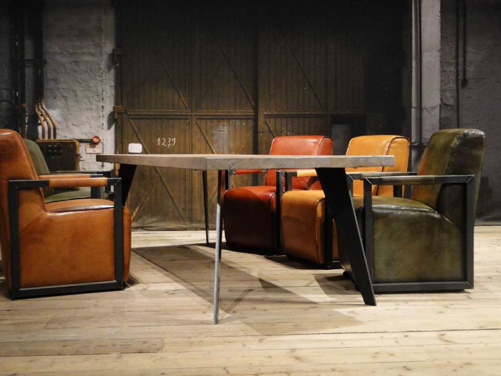 Stoere tafel met stoelen